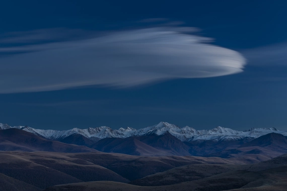 Лентикулярное облако над Главным Кавказких Хребтом